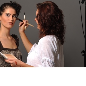 Chci se stát vizážistkou. Který kurz si zvolit?