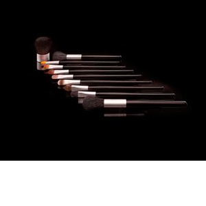 Aplikace make-upu: a) štětcem