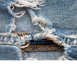 Trend - roztrhaná džínovina