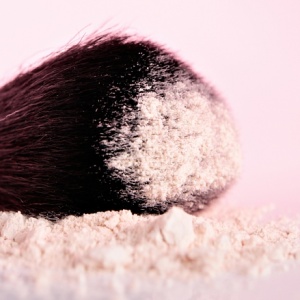 Kosmetické fenomény: pudr a tvářenka