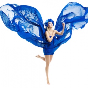 Temně modrá v módě