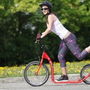 Sexy zadeček? Stačí jezdit na koloběžce!