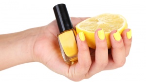 Pro dlouhotrvající lak na nehty použij citron