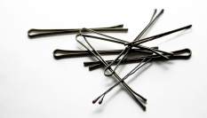 Zafixuj pinetky lakem na vlasy