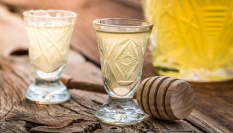 Na nachlazení s pálenkou a medem