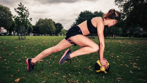 Posilování středu těla s medicinbalem