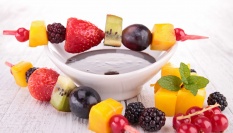 Ovocné špízy s čokoládou