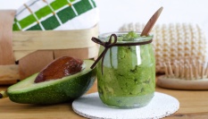 Letní avokádová maska na suchou a popraskanou kůži na patách