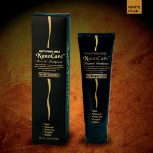 Bělící zubní pasta s uhlíkem a částicemi zlata. To musíte vyzkoušet!