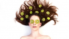 Domácí vlasová  maska z kiwi a citrónu proti lámavým vlasům