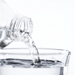 Je alkalická voda opravdu zdravější než obyčejná voda z kohoutku?