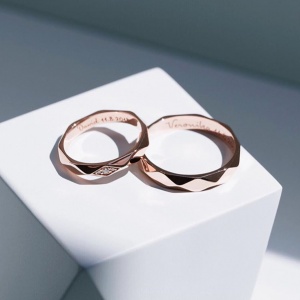 Snubní prsteny s rytinou nebo bez?