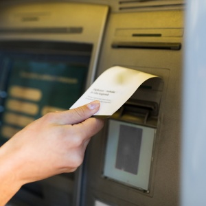 Výběry ze všech bankomatů zdarma v Česku i ve světě. Kdo tuto výhodu nově nabízí?