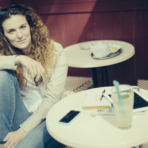 Ženy versus finance: Méně vydělávají, ale i méně utrácejí. Zato častěji