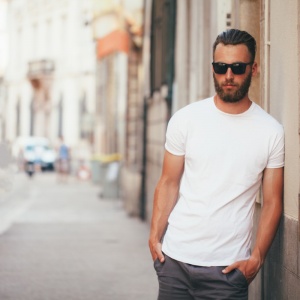 Prosté nebo s potisky - jaká pánská trička budou toto léto top?