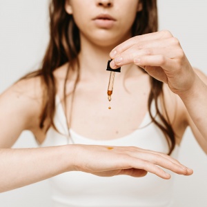 CBD na akné? Nejlépe funguje v tandemu