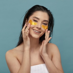 Péče o oční okolí - víte, čemu dokáže předejít?