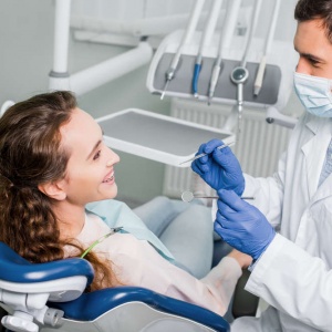 Který zubař v Praze přijímá nové pacienty?