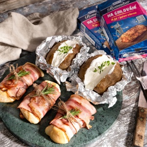 Romadur na gril se slaninou, bramborou a Jihočeskou zakysanou smetanou