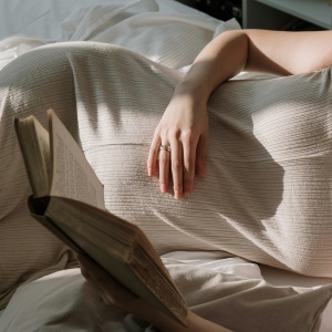 Těhotenský polštář z JUKKI, pomocník na spaní i kojení