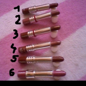 Za symbolickou cenu rtěnky CLINIQUE