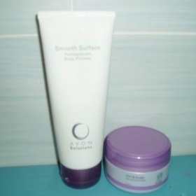 Tělový peeling s granátovým jablkem a zpěvňující krém na poprsí Avon