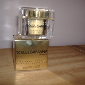 Dolce & Gabbana The one - třpytivý parfémovaný pudřík