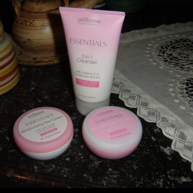 Denní, noční a čistící krém Essentials