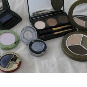 Oční stíny, různé značky včetně Chanel, Stila...