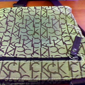 Jak vyčistit z kabelky barvu z riflí