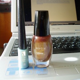Avon práškové stíny Icy a lak Nailwear - deluxe chocolate