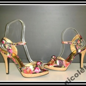 Jakou kabelku k vícebarevným sandálkům?