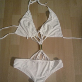 Bílé plavky monokiny