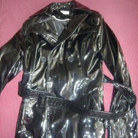 Lesklý "latexový" kabát