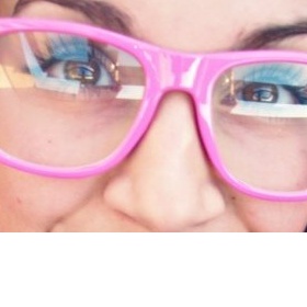 Kde sehnat růžové retro brýle?