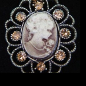 Třpytivá kamea na korálcích