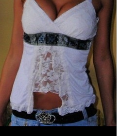 Bílé tílko s korálky a krajkou