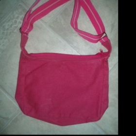 Růžová kabelka