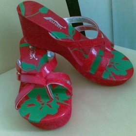 Žabky na klínku 36