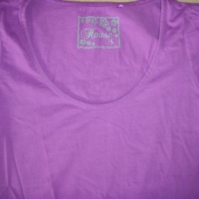 Fialové tričko značky House