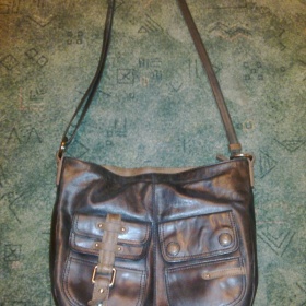 Černá kožená kabelka