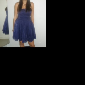 Krátké šaty s nabíranou sukní