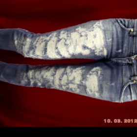 Roztrhané kalhoty značky Met jeans