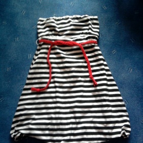 Černobílé šaty amisu