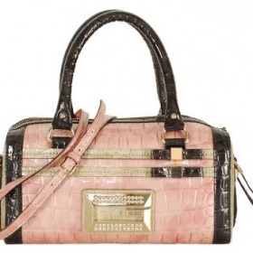 Jaký outfit ke kabelce Guess satine boudoir?