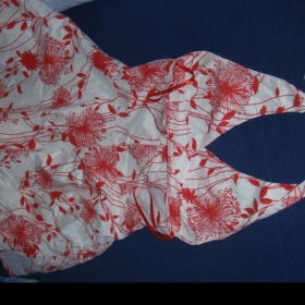 Červeno bílé šaty