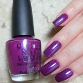 Tmavě fialový krémový lak