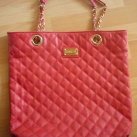 Červená prošívaná kabelka