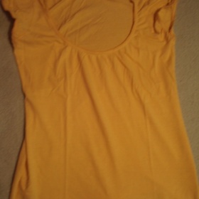 Žluté tričko značky Terranova