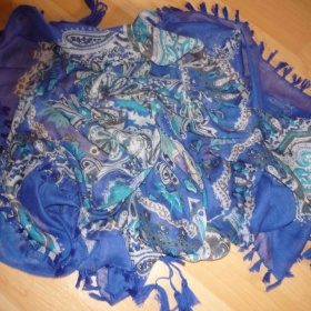 Modrý šátek s třásněmi a zvláštními ornamenty, zn. C&A